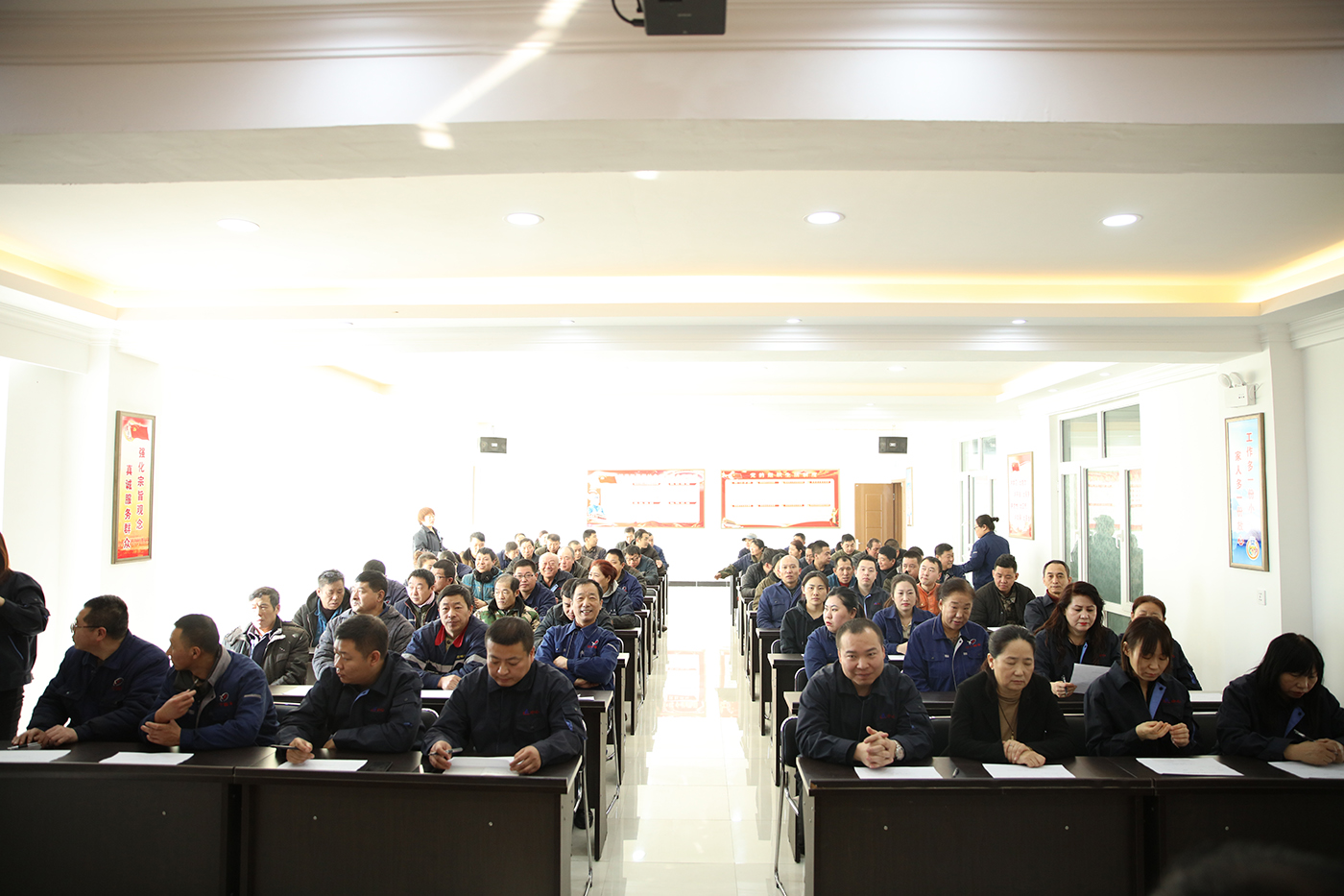 公司召開(kāi)工會(huì)會(huì)員代表大會(huì)進(jìn)行民主測(cè)評(píng)